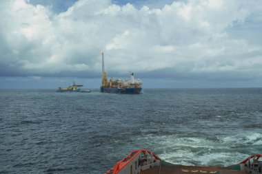 Ahts gemi tanker statik çekici kaldırma yapıyor. Okyanus römorkör iş