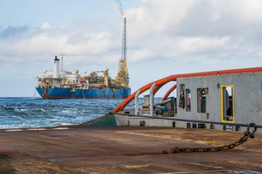 Ahts gemi tanker statik çekici kaldırma yapıyor. Okyanus römorkör iş