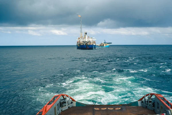 AHTS schip doen statische tow tanker opheffen. Oceaan sleepboot baan — Stockfoto