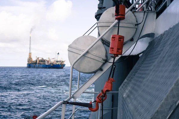 Vista do convés de embarcações offshore para o mar aberto. Navio-tanque FPSO está em segundo plano — Fotografia de Stock