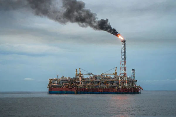 Buque cisterna FPSO y plataforma Oil Rig. Industria del petróleo y el gas en alta mar —  Fotos de Stock