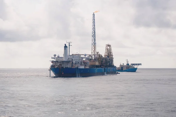 Positionnement dynamique des opérations DP près du pétrolier FPSO. Emploi de flotte d'approvisionnement — Photo