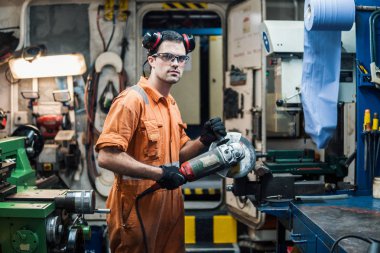 Motoru kontrol odası atölyede çalışan deniz mühendisi gemi