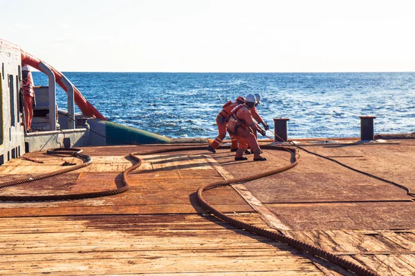 Dostawa statku robi statyczne ciągnięcia, podnoszenia tankowiec. Ocean holownik praca — Zdjęcie stockowe