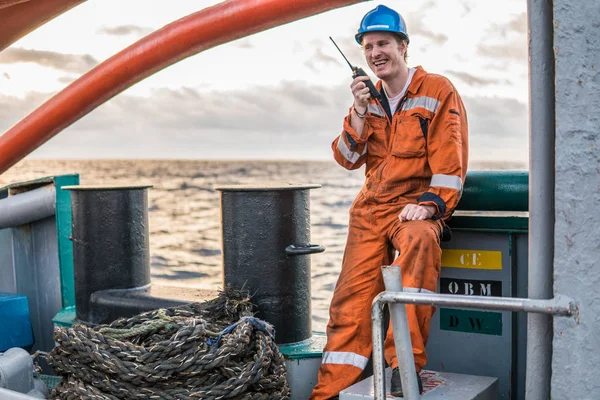 Oficial da plataforma naval ou companheiro de chefe no convés do navio com rádio VHF — Fotografia de Stock