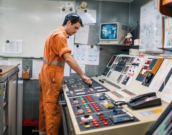 Ufficiale tecnico marittimo avvia o arresta il motore principale della nave — Foto Stock