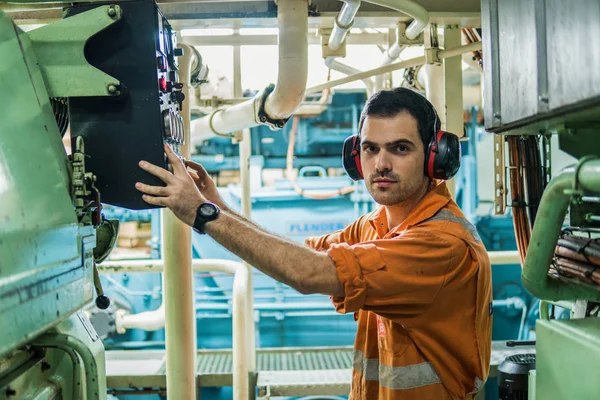 Mariene ingenieur inspecteren schepen motor in de controlekamer van de motor — Stockfoto