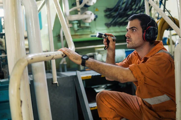 Mariene ingenieur inspecteren schepen motor in de controlekamer van de motor — Stockfoto