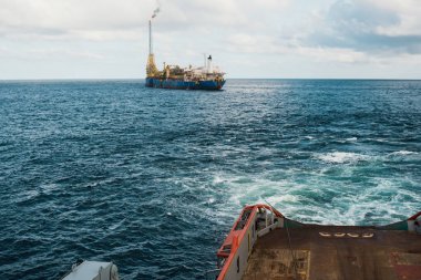 Ahts gemi tanker statik çekici kaldırma yapıyor. Okyanus römorkör iş