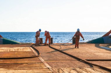 Ahts gemi tanker statik çekici kaldırma yapıyor. Okyanus römorkör iş
