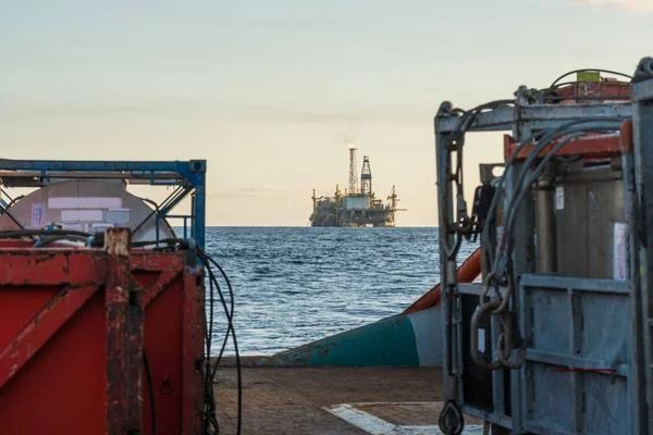 Offshore zasilania łodzi dostarcza ładunki do platformy wiertniczej — Zdjęcie stockowe