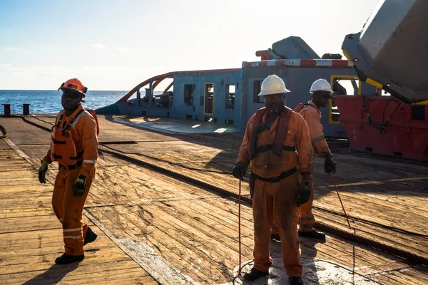 AHTS schip doen statische tow tanker opheffen. Oceaan sleepboot baan — Stockfoto