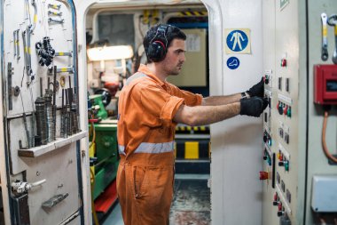 Deniz çarkçi gemi motorları motoru kontrol odasında Ecr denetleme