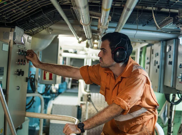 Mariene ingenieur inspecteren schepen motor in de controlekamer van de motor — Stockfoto