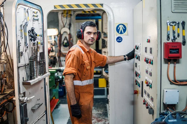 Mariene werktuigkundige besturen schip motoren in motor controlekamer Ecr — Stockfoto