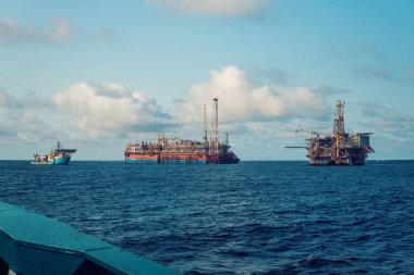 Petrol platformunun yakınındaki FPSO tanker gemisi. Offshore petrol ve gaz endüstrisi