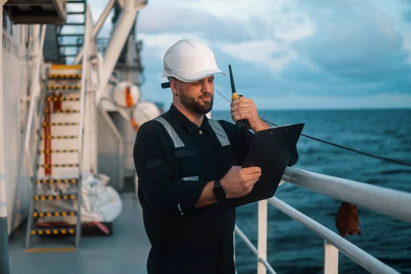 Marine Deck Officer oder Chief Mate an Deck eines Offshore-Schiffes oder Schiffes — Stockfoto