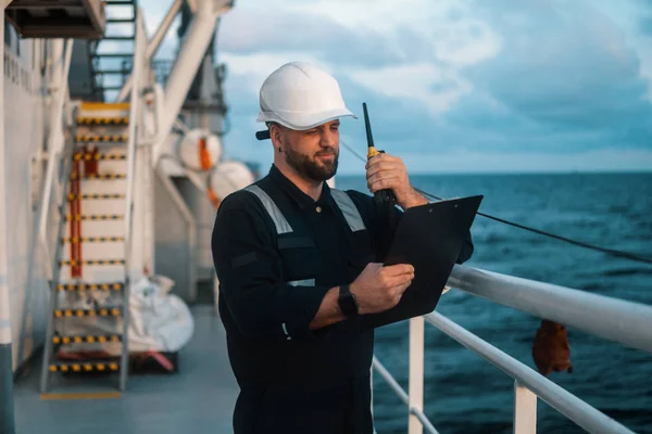 Oficial de convés marinho ou companheiro principal no convés de navio ou navio offshore — Fotografia de Stock