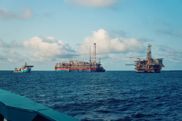 FPSO油轮在石油钻井平台附近。岸外石油和天然气工业 — 图库照片