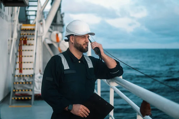 Oficer pokładu morskiego lub starszy oficer na pokładzie statku lub statku przybrzeżnego — Zdjęcie stockowe
