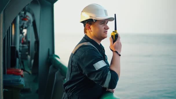 Oficial de convés marinho ou companheiro principal no convés do navio ou navio — Vídeo de Stock
