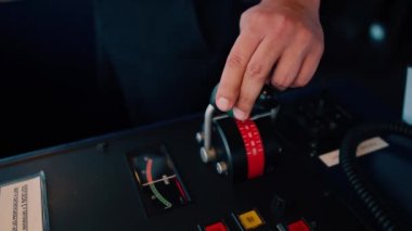 Deniz subayı operationg köprü gemi ekipmanları offshore dp gemi itici pitch pervane telgraf kolları radyo, navigasyon cihazları