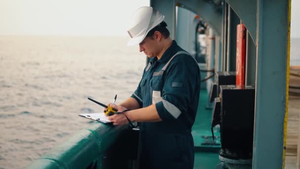 Marina överstyrmannen eller överstyrman på däck på fartyg eller fartyg — Stockvideo