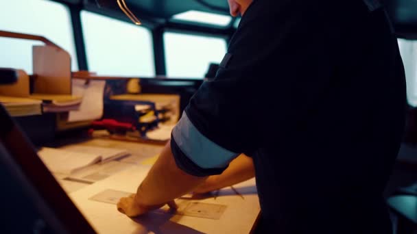 Navigační důstojník námořní pěchoty během navigační hlídky na můstku. Dělá korekci mapy. — Stock video