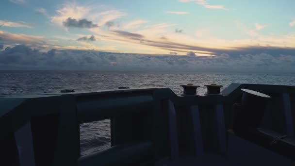 Nave cisterna FPSO vicino alla piattaforma Oil Rig. Industria offshore del petrolio e del gas. Il razzo sta bruciando di fumo. Vista dalla nave di rifornimento — Video Stock