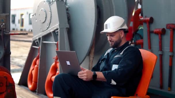 Головний морський офіцер або капітан на палубі судна або корабля, що спостерігає за ноутбуком — стокове відео