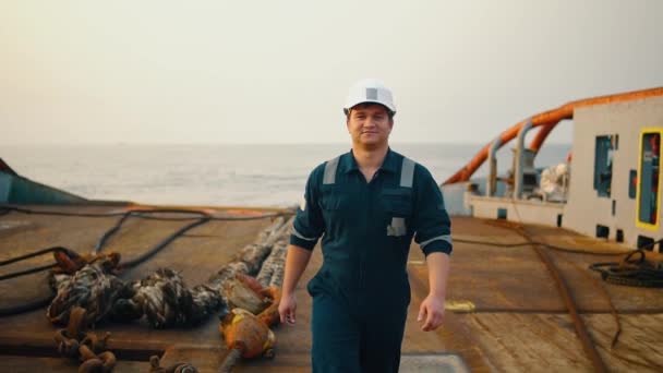 Officier de pont maritime ou second sur le pont d'un navire hauturier ou d'un navire — Video