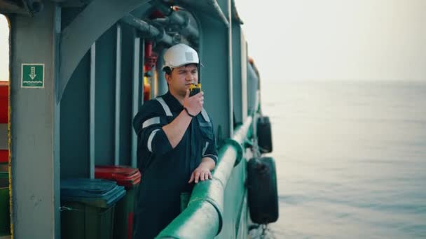 Oficial de convés marinho ou companheiro principal no convés do navio ou navio — Vídeo de Stock