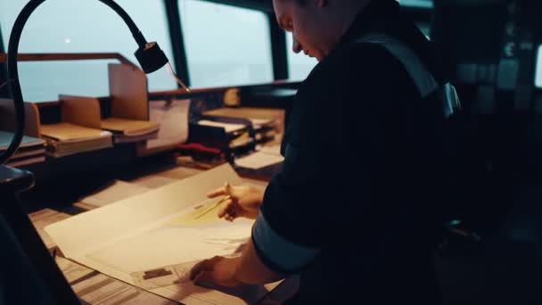 Ufficiale di navigazione durante la guardia di navigazione sul ponte. Fa la correzione dei grafici — Video Stock