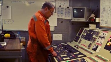Makine dairesinde çalışan deniz çarkçi