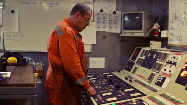 Officier mécanicien maritime travaillant dans la salle des machines — Video