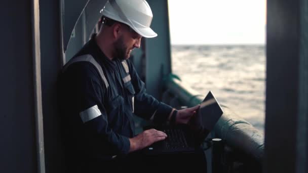 Marine Chief Officer oder Kapitän an Deck des Schiffes oder Schiffes beobachten Laptop — Stockvideo