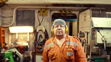 Deniz mühendisi gemi motoru motoru kontrol odasında inceleme