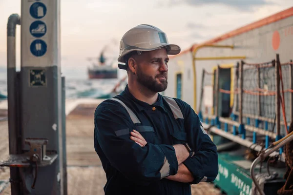 Oficial de convés marinho ou companheiro principal no convés de navio ou navio offshore — Fotografia de Stock