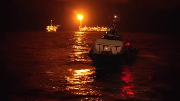 Barco de tripulación en alta mar durante la noche cambio de tripulación en campo petrolífero en alta mar . — Vídeo de stock