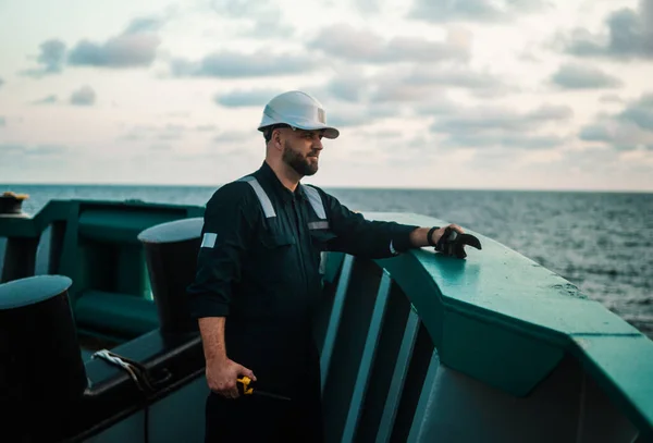 Oficial de convés marinho ou companheiro principal no convés de navio ou navio offshore — Fotografia de Stock