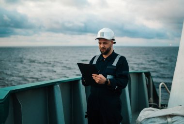 Güverte görevlisi offshore gemi veya gemi güvertede, PPE kişisel koruyucu ekipman giyen