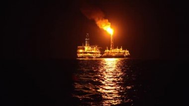 Petrol platformu teçhizat gece yakınındaki FPSO tanker gemisi. Offshore Petrol ve gaz endüstrisi