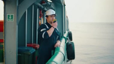 Güverte gemi veya gemi deniz güverte subayı veya Şef dostum
