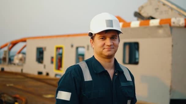 Officier de pont maritime ou second sur le pont d'un navire hauturier ou d'un navire — Video