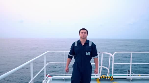 Офицер или главный помощник на палубе морского судна или корабля — стоковое видео