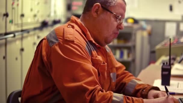 Officier mécanicien maritime travaillant dans la salle des machines — Video