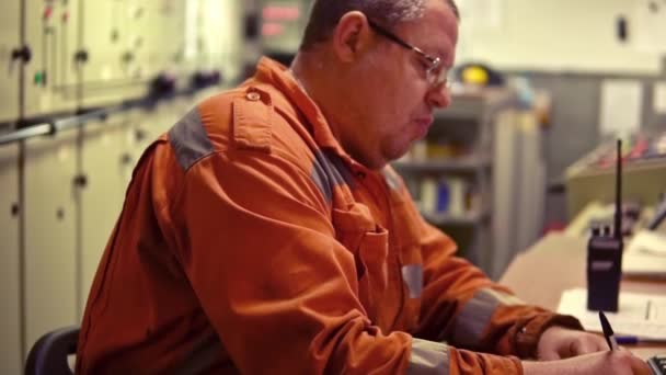 Mariene werktuigkundige werken in machinekamer — Stockvideo