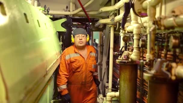 Инженер морской пехоты осматривает двигатели судов в машинном отделении — стоковое видео