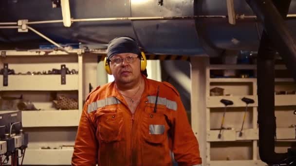 Schiffsingenieur inspiziert Schiffsmotor im Motorkontrollraum — Stockvideo