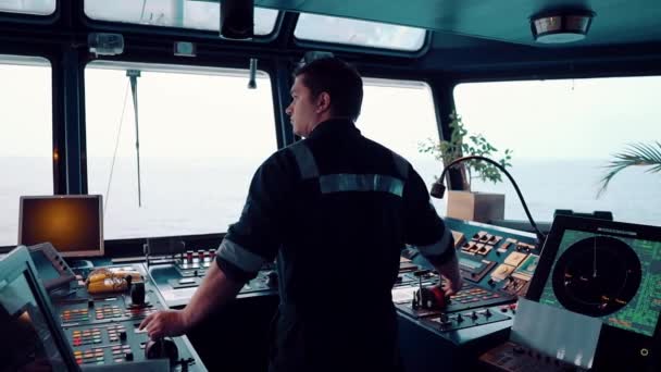 Navigatie marineofficier tijdens brugwacht op brug — Stockvideo